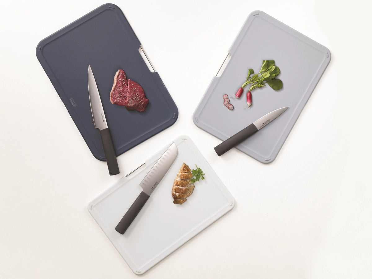 Nest Boards Plus 6-teiliges Messer- und Schneidbrett-Set in Silber präsentiert im Onlineshop von KAQTU Design AG. Schneidbrett ist von Joseph Joseph