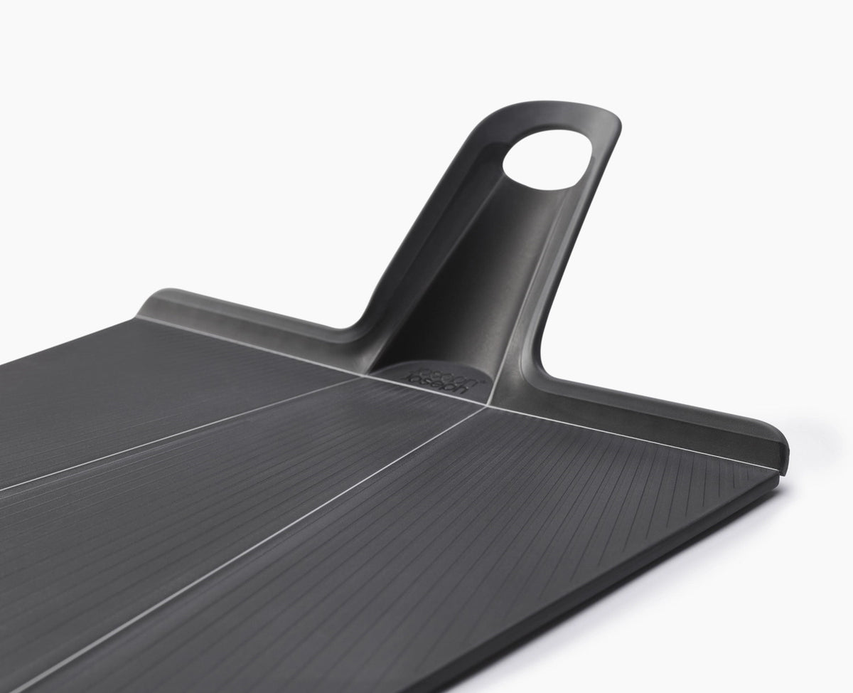 Chop2Pot Plus faltbares Schneidebrett schwarz, 45x26.3cm in Schwarz präsentiert im Onlineshop von KAQTU Design AG. Schneidbrett ist von Joseph Joseph