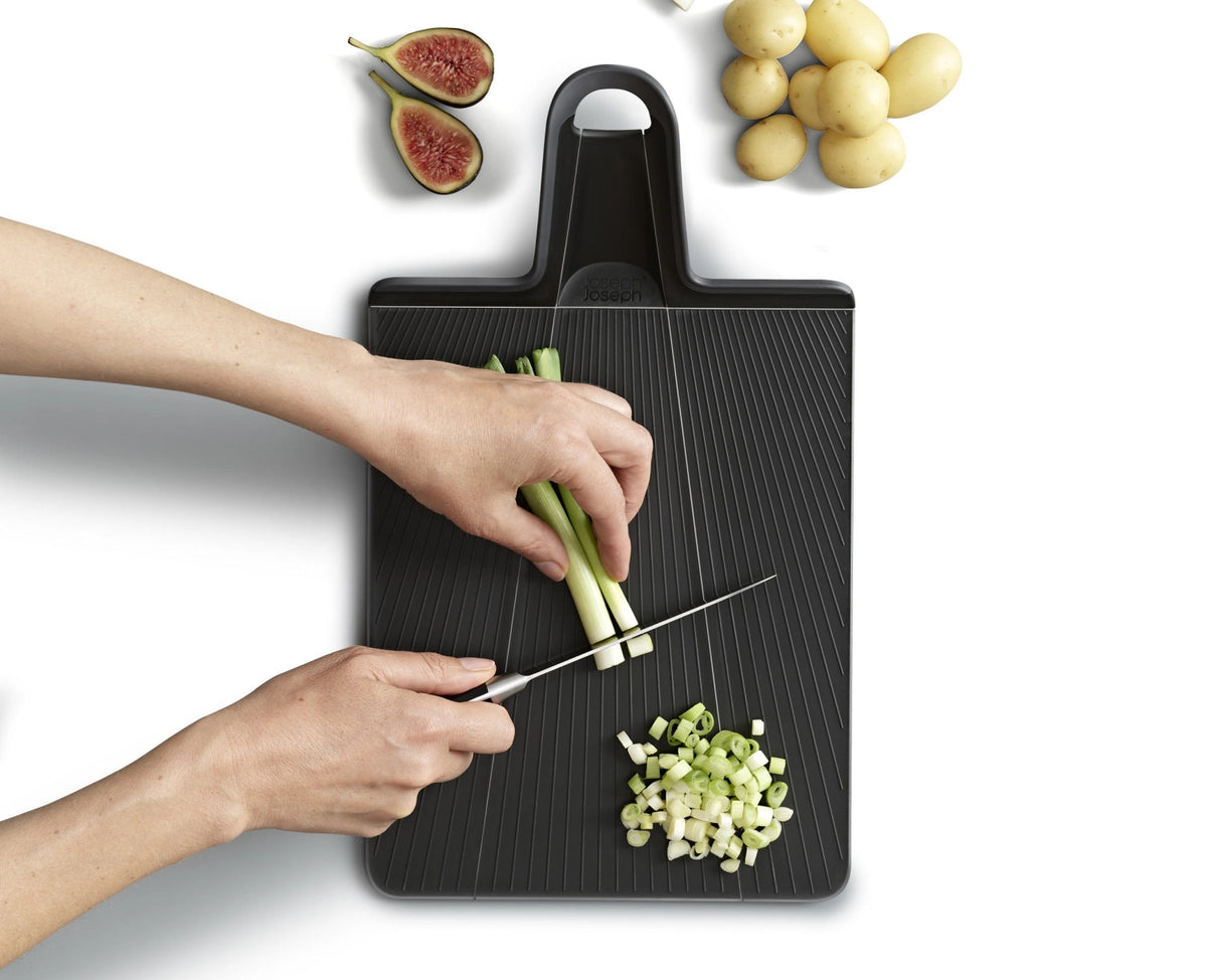 Chop2Pot Plus faltbares Schneidebrett schwarz, 45x26.3cm in Schwarz präsentiert im Onlineshop von KAQTU Design AG. Schneidbrett ist von Joseph Joseph