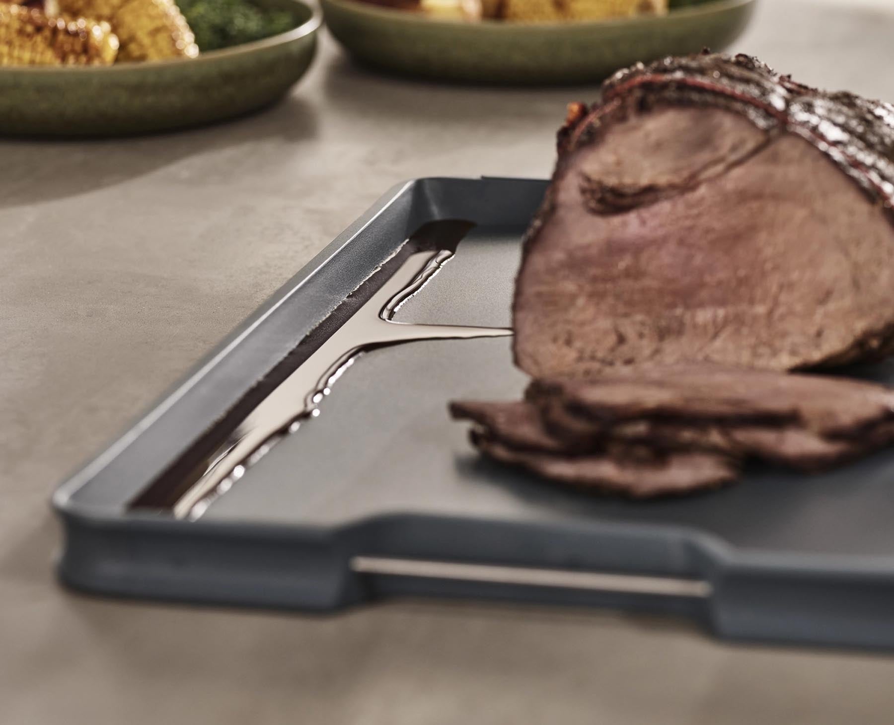 Extra großes, blaues Schneidbrett Cut+Carve Plus von Joseph Joseph, perfekt für komfortables Schneiden und Zubereiten in der Küche.
