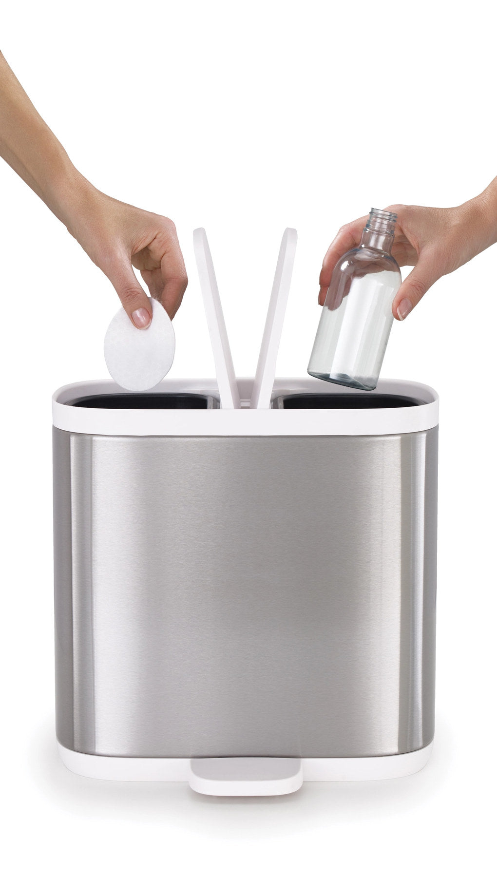 Split Steel Trenn-Abfallbehälter, 2x3l, 27x18x28.4cm in Silber präsentiert im Onlineshop von KAQTU Design AG. Treteimer ist von Joseph Joseph