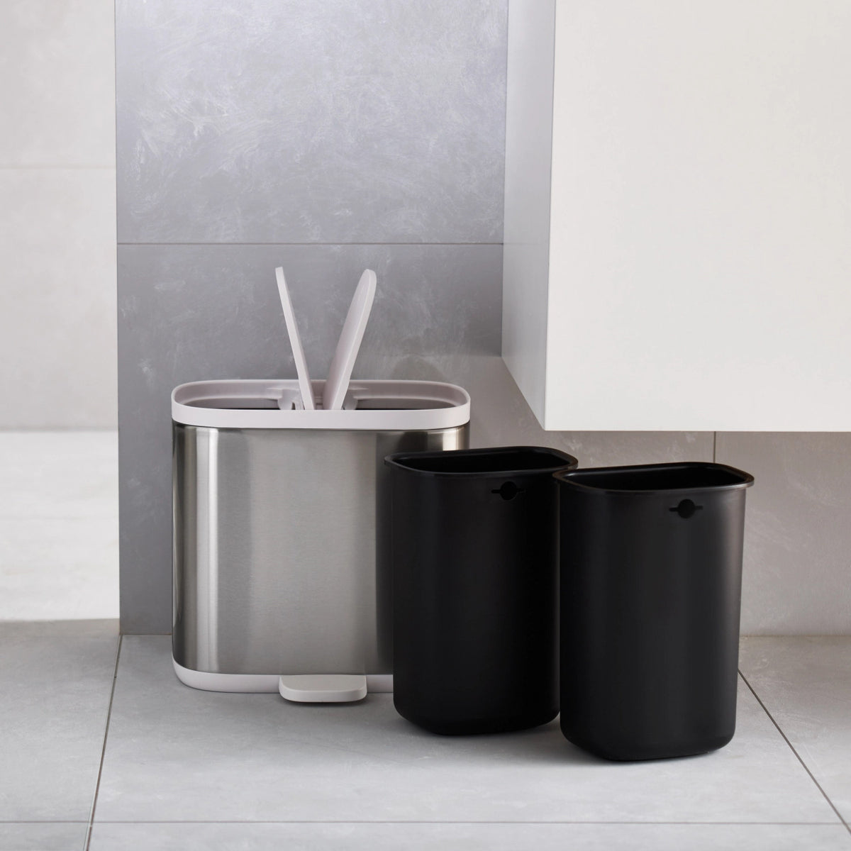 Split Steel Trenn-Abfallbehälter, 2x3l, 27x18x28.4cm in Silber präsentiert im Onlineshop von KAQTU Design AG. Treteimer ist von Joseph Joseph