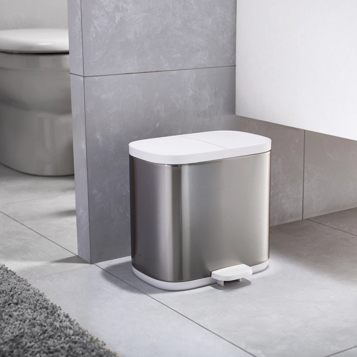 Split Steel Trenn-Abfallbehälter, 2x3l, 27x18x28.4cm in Silber präsentiert im Onlineshop von KAQTU Design AG. Treteimer ist von Joseph Joseph