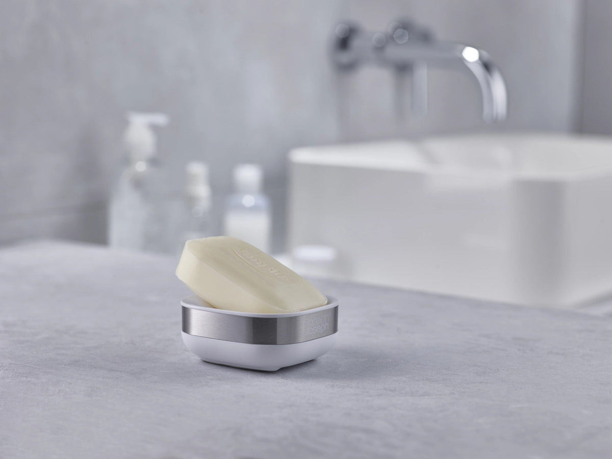 Slim Steel Kompakte Seifenschale - Weiß in Weiss präsentiert im Onlineshop von KAQTU Design AG. Seifenspender ist von Joseph Joseph