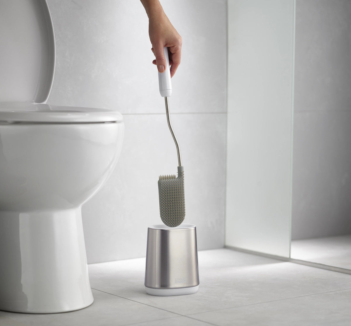 Flex Lite Edelstahl-WC-Bürste in Silber präsentiert im Onlineshop von KAQTU Design AG. Toilettenartikel ist von Joseph Joseph