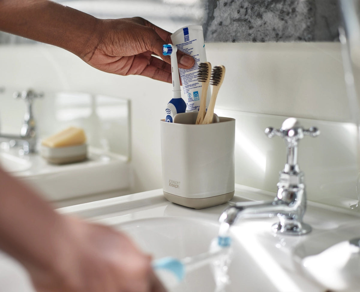 EasyStore Zahnbrüstenhalter ecru in Beige präsentiert im Onlineshop von KAQTU Design AG. Zahnputz ist von Joseph Joseph