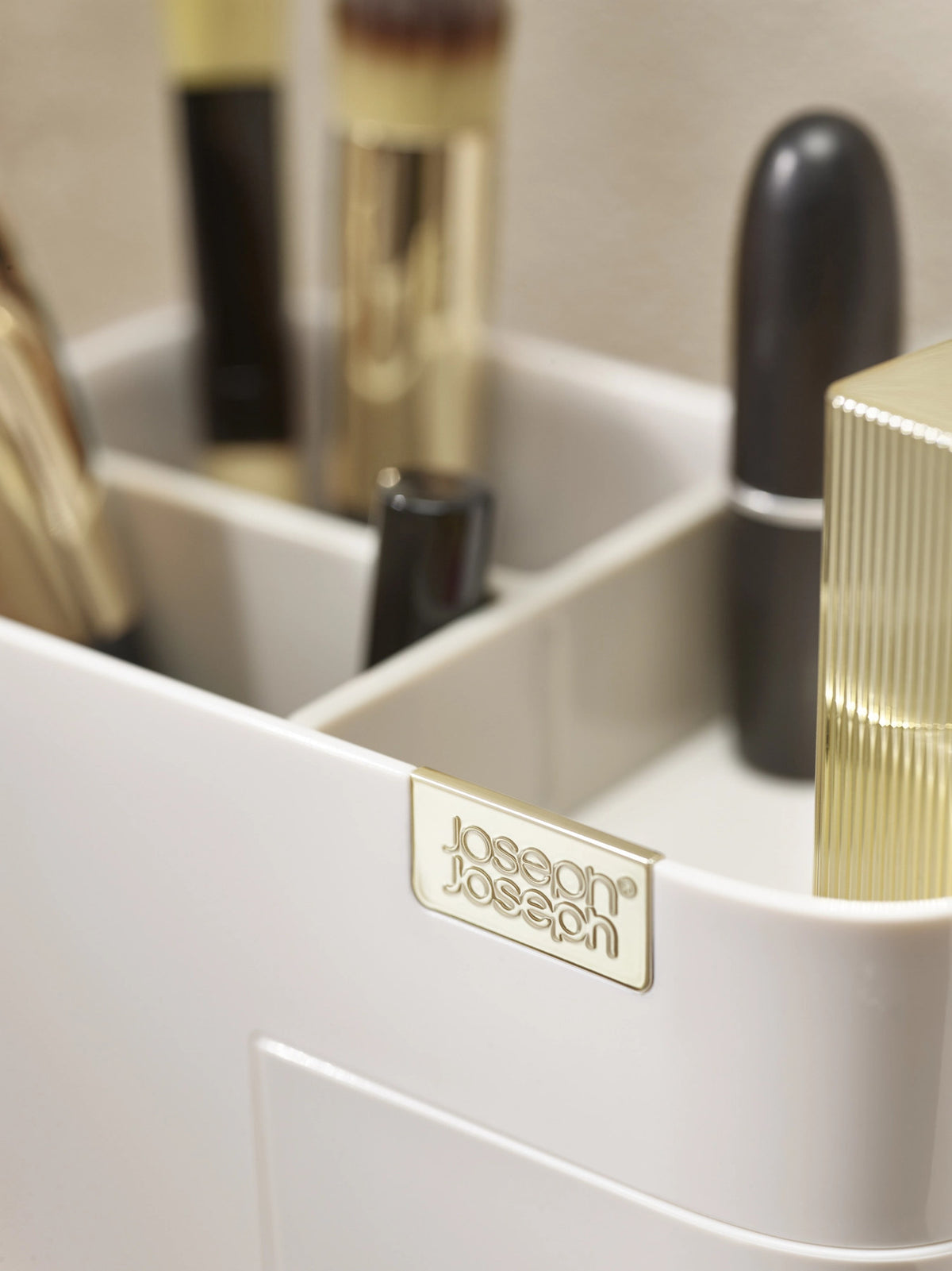 Viva kompakter Kosmetik-Organizer mit Schublade, 17x9.7x12cm in Beige präsentiert im Onlineshop von KAQTU Design AG. Pflege ist von Joseph Joseph