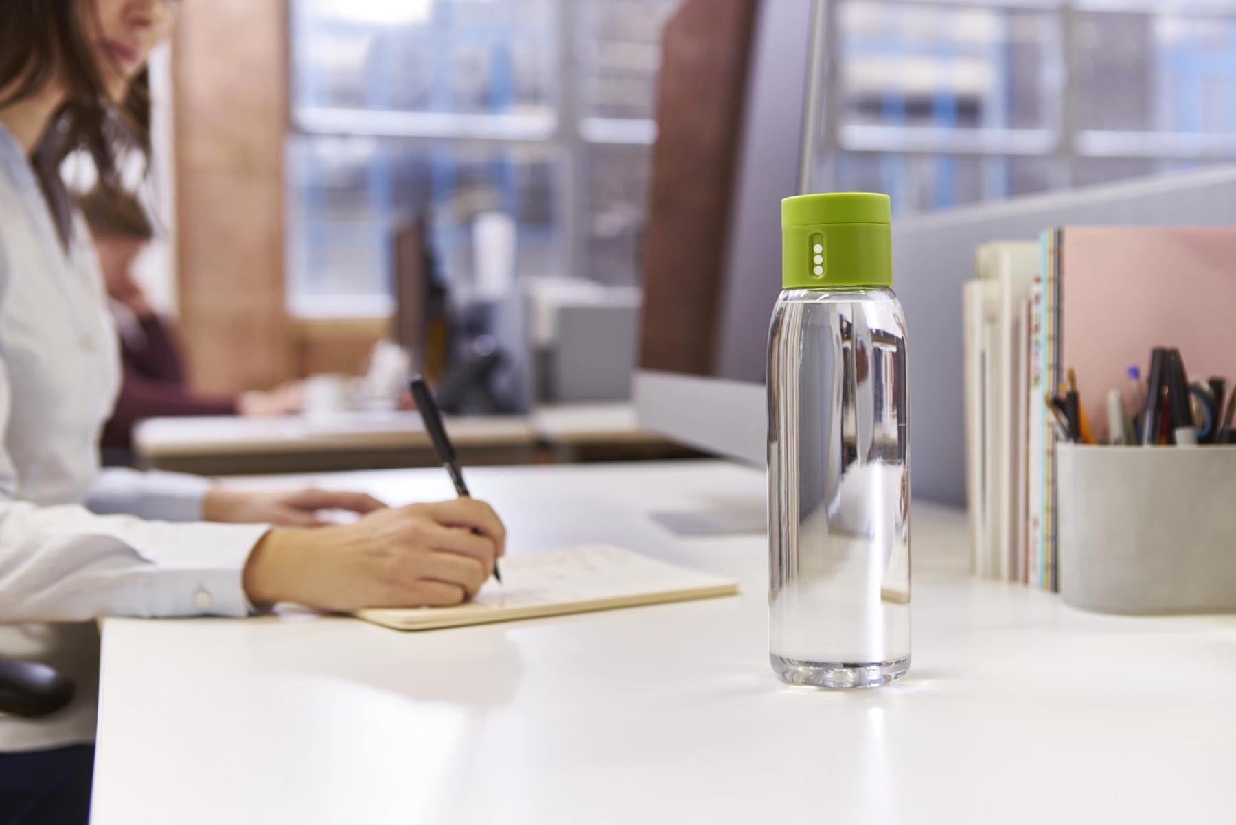 Stylische, grüne Dot Trinkflasche von Joseph Joseph, 600 ml, ideal für unterwegs und umweltfreundliches Trinken.