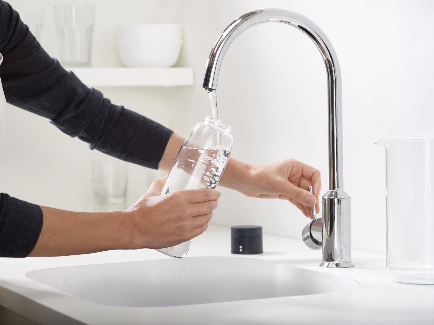 Elegante Dot Trinkflasche in transparentem Grau mit 600 ml Fassungsvermögen. Perfekt für den täglichen Gebrauch und unterwegs.
