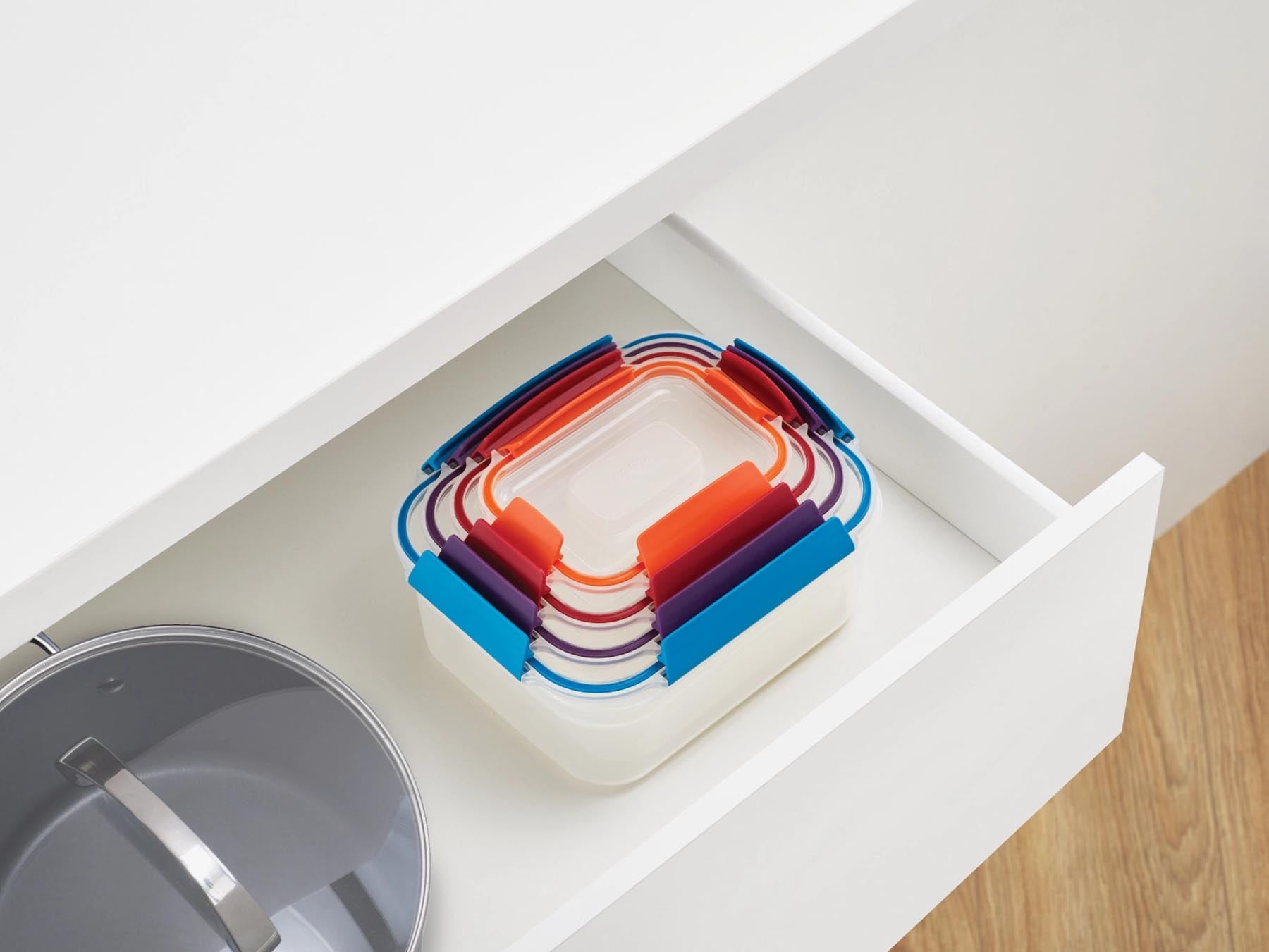 Vielseitiges 4-teiliges Vorratsdosenset Nest Lock von Joseph Joseph in lebhaften Farben, ideal für die platzsparende und sichere Lagerung von Lebensmitteln.