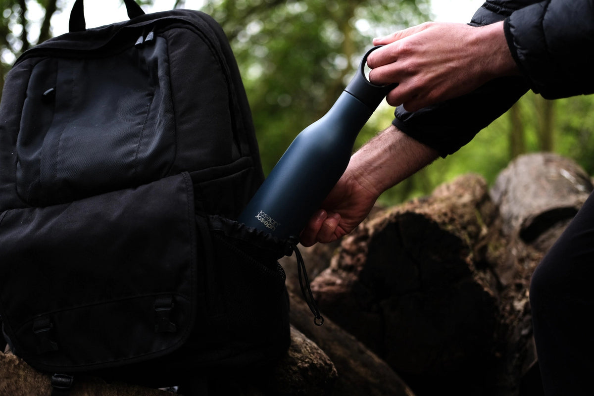Loop Wasserflasche 500ml, blau in Blau präsentiert im Onlineshop von KAQTU Design AG. Kanne ist von Joseph Joseph