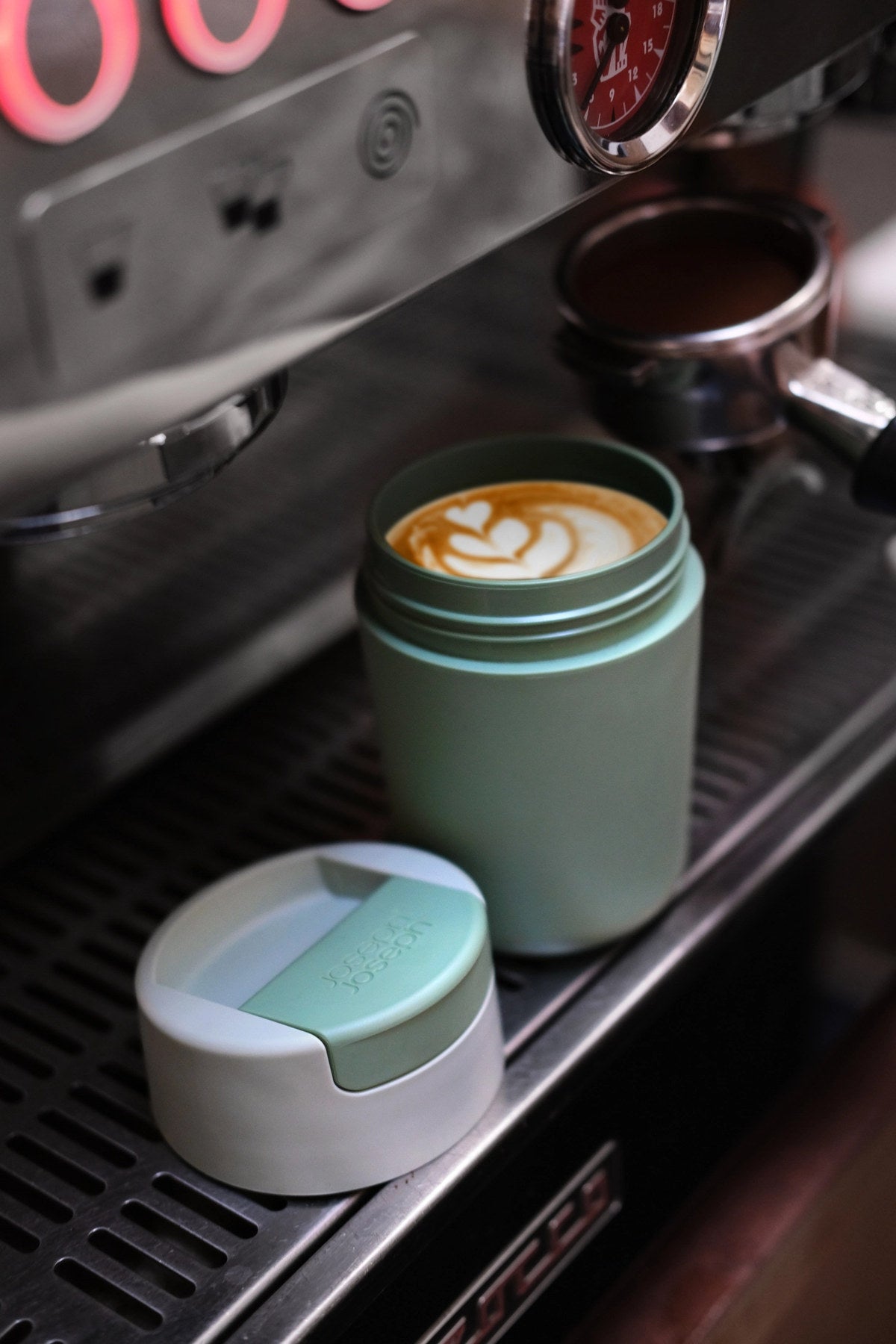 Sipp Travel Mug 340ml, grün in Grün präsentiert im Onlineshop von KAQTU Design AG. Aufbewahrungsbehälter ist von Joseph Joseph