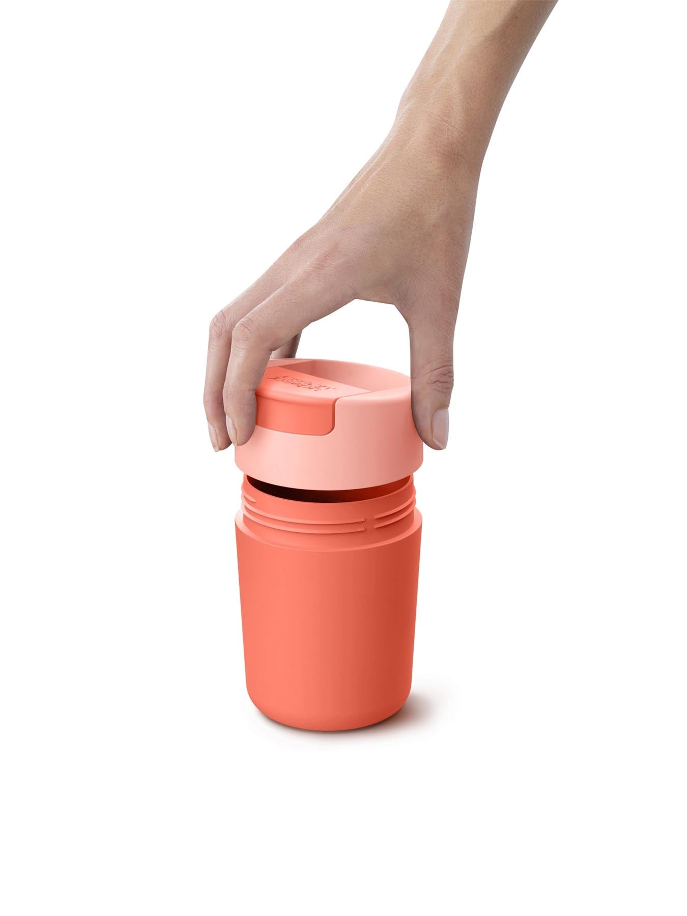 Stylischer Sipp Travel Mug in strahlendem Koralle (340ml) von Joseph Joseph, perfekt für Kaffeeliebhaber auf Reisen.