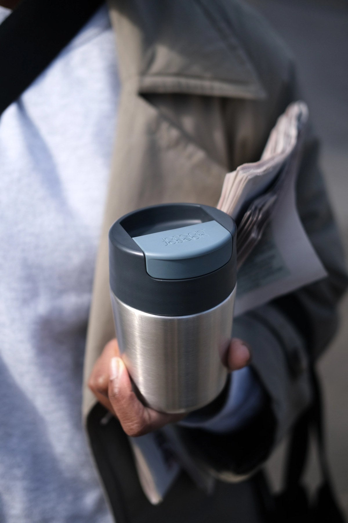 Sipp Travel Mug 340ml, edelstahl in Silber präsentiert im Onlineshop von KAQTU Design AG. Aufbewahrungsbehälter ist von Joseph Joseph