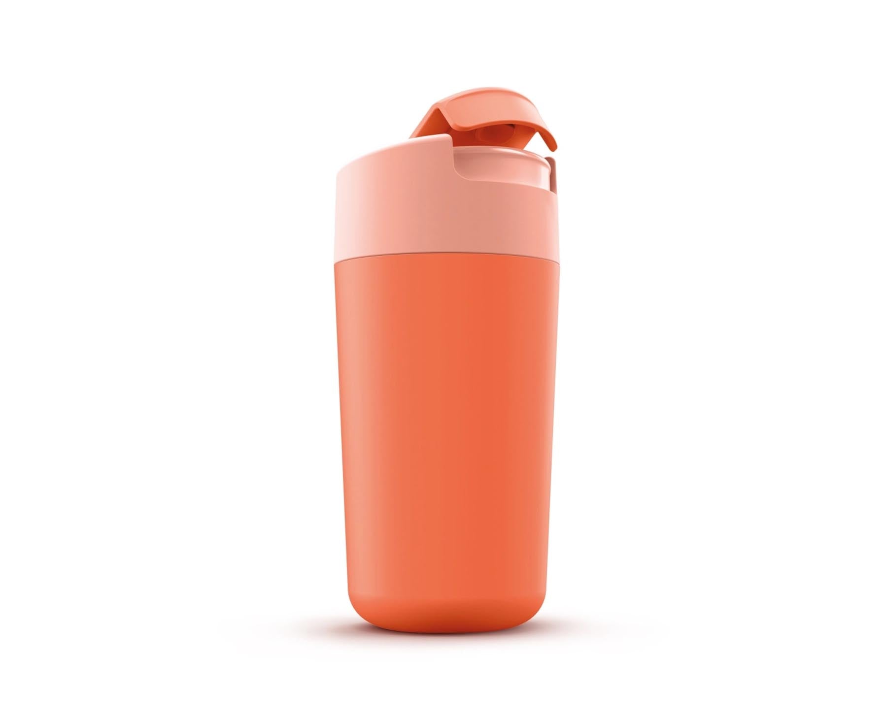 Eleganter Sipp Reisebecher in lebhaftem Koralle, ideal für Reisen. Ausgestattet mit einem praktischen Klappdeckel für müheloses Trinken.