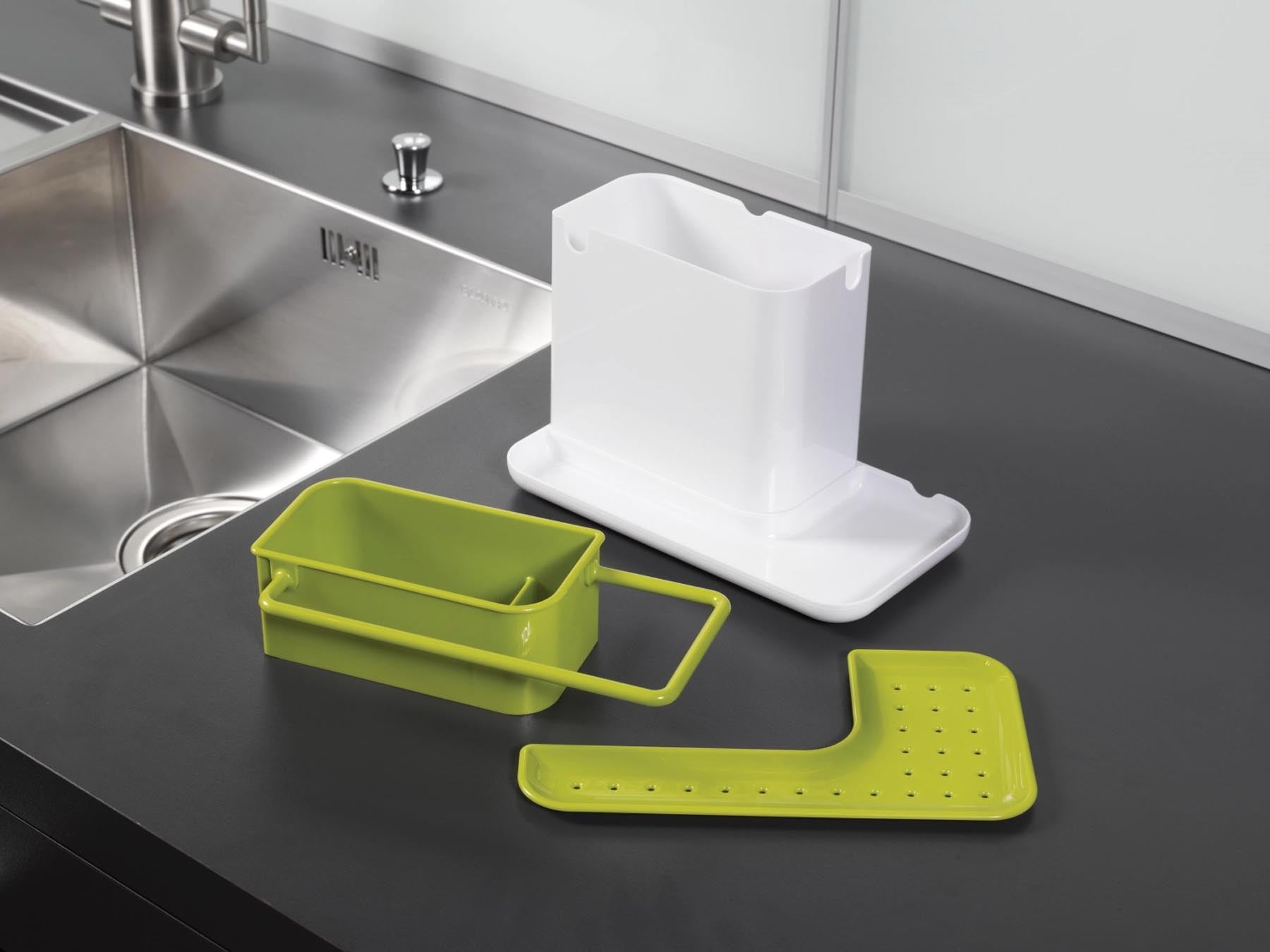 Eleganter Sink Caddy in frischem Grün und Weiß, perfekt zur ordentlichen Aufbewahrung von Geschirrspülzubehör in jeder modernen Küche.