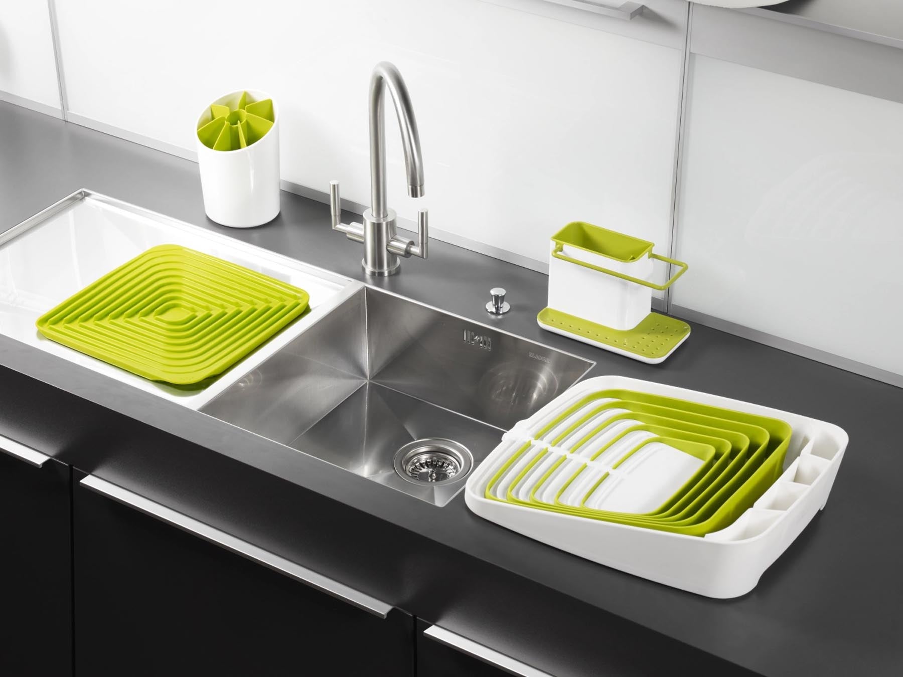 Praktischer und stilvoller Sink Caddy in ansprechendem Grün und Weiß, ideal für die übersichtliche Organisation von Spülutensilien.
