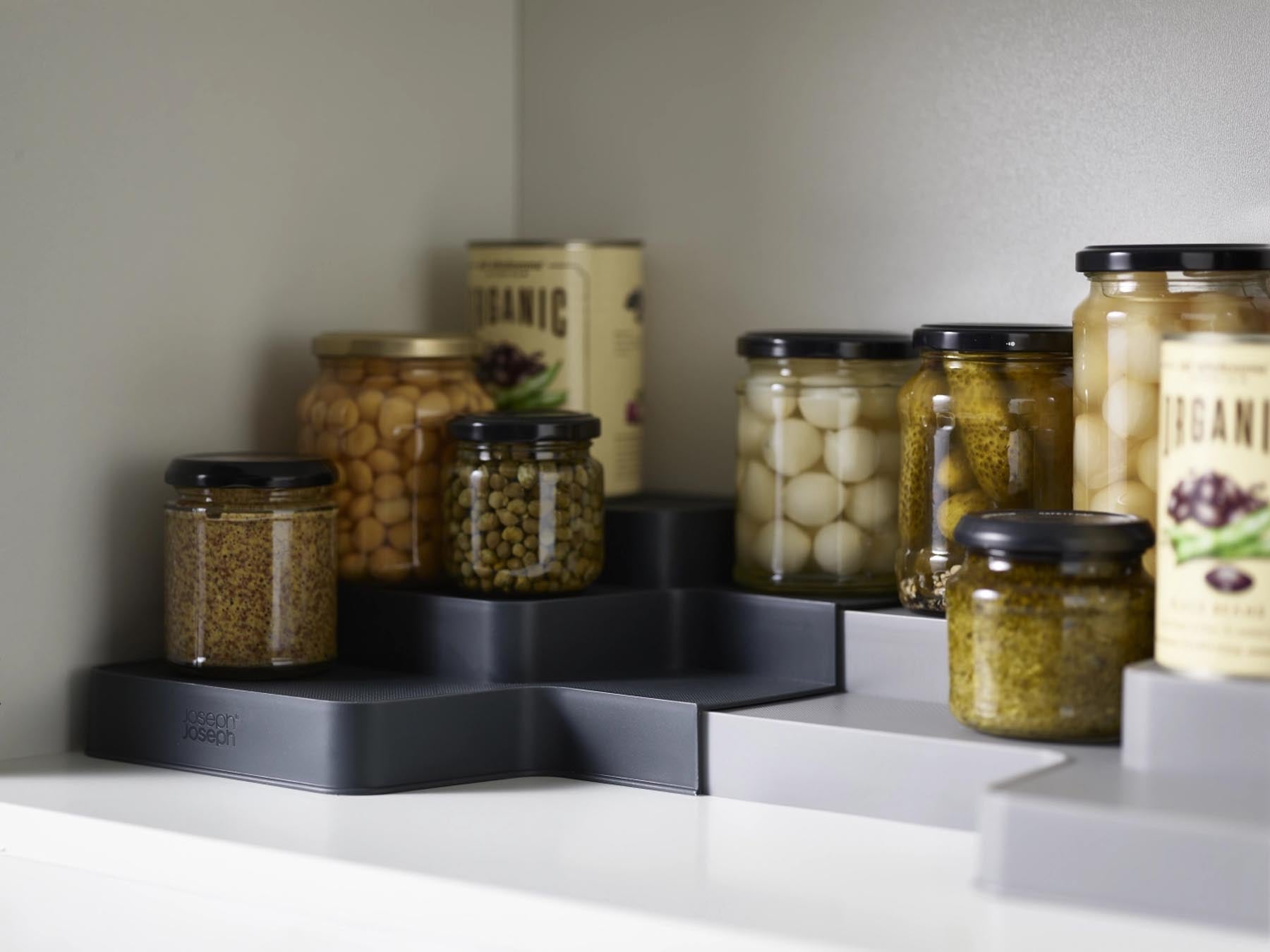 Erweiterbarer CupboardStore Organizer in elegantem Grau, ideal für die effiziente Organisation von Geschirr und Küchenutensilien.
