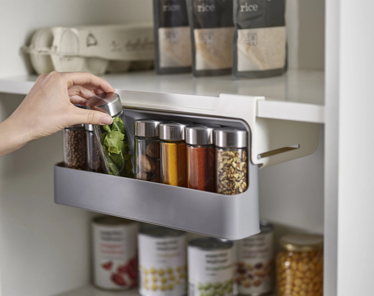 CupboardStore, unter Tablar für Gewürze in Silber präsentiert im Onlineshop von KAQTU Design AG. Aufbewahrungsbehälter ist von Joseph Joseph