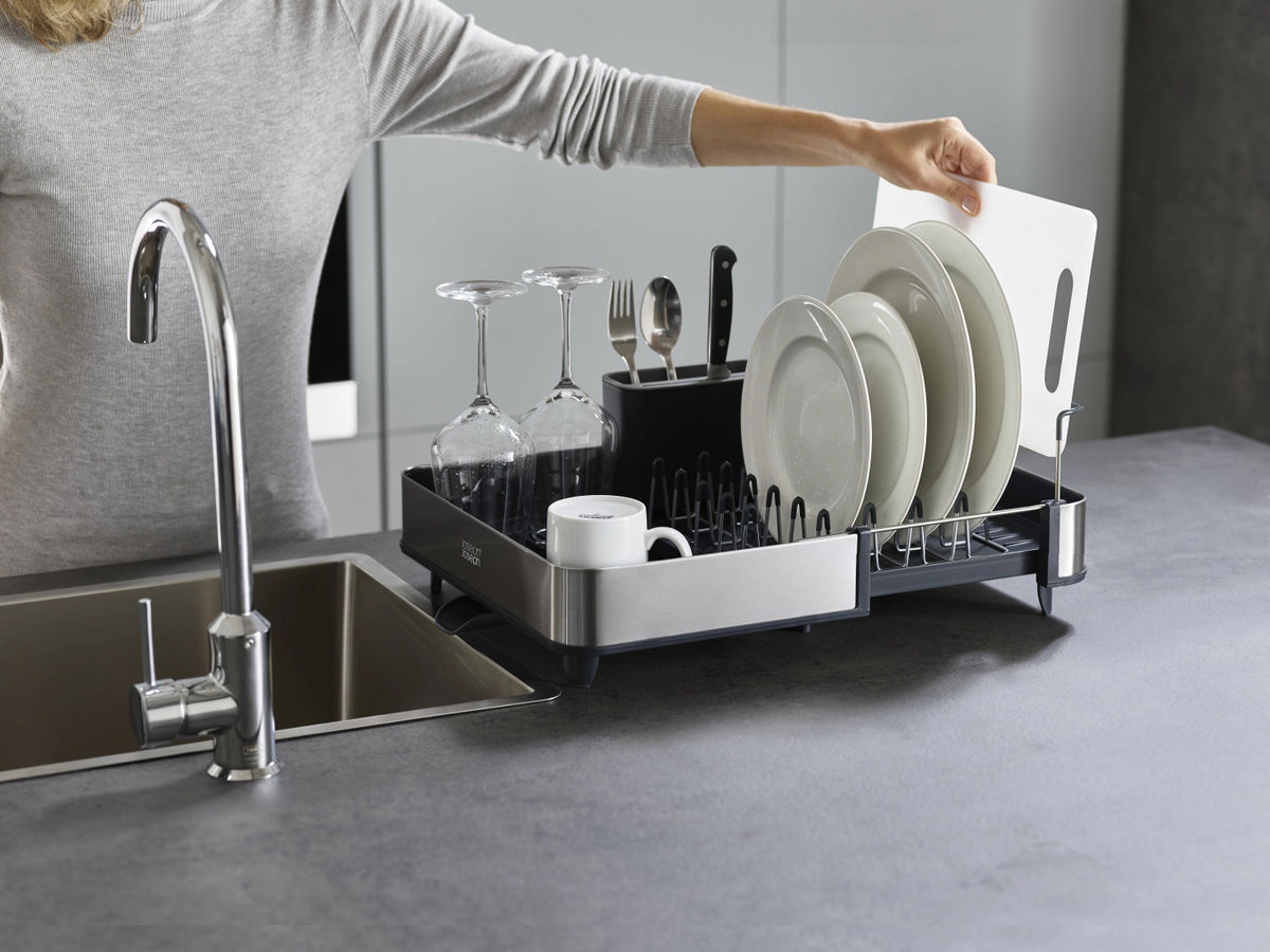 Extend Steel ziehbarer Abtropfgest. mit Ablaufstutzen - Grau in Grau präsentiert im Onlineshop von KAQTU Design AG. Abwasch ist von Joseph Joseph