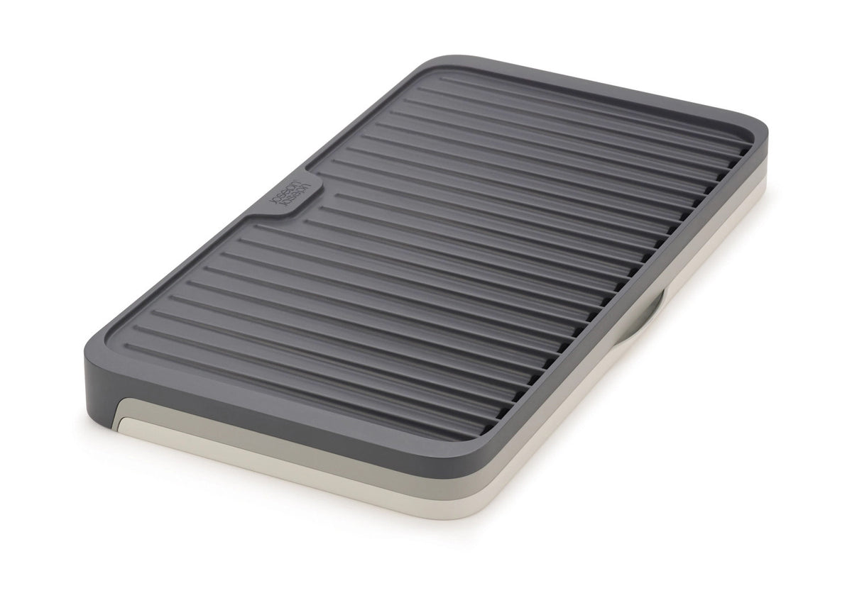 Tier Vergrößerbares Abtropfgestell - Grau in Silber präsentiert im Onlineshop von KAQTU Design AG. Abwasch ist von Joseph Joseph