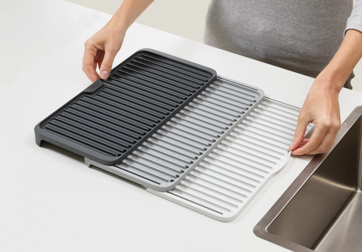 Tier Vergrößerbares Abtropfgestell - Grau in Silber präsentiert im Onlineshop von KAQTU Design AG. Abwasch ist von Joseph Joseph