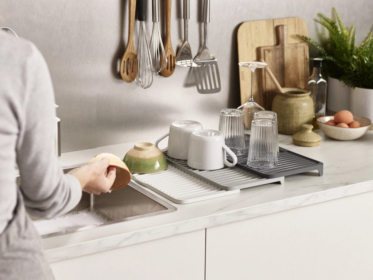 Tier Vergrößerbares Abtropfgestell - Grau in Silber präsentiert im Onlineshop von KAQTU Design AG. Abwasch ist von Joseph Joseph