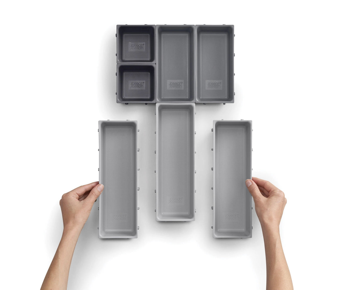 Blox 7-teiliges Schubladen-Organizer-Set in Silber präsentiert im Onlineshop von KAQTU Design AG. Aufbewahrungsbehälter ist von Joseph Joseph