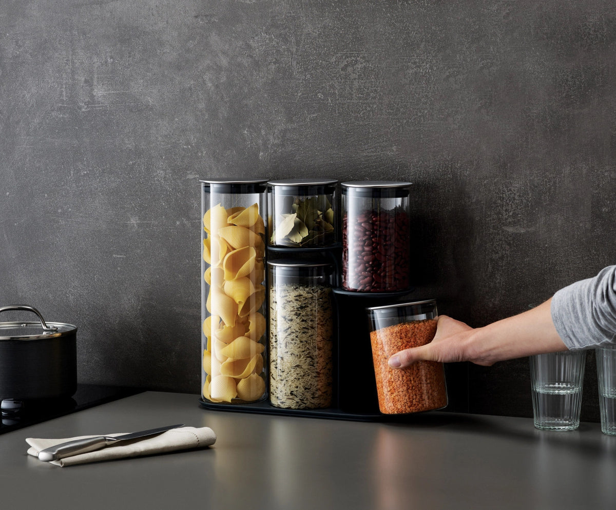 Steel Collection Food Store Podium 5-tlg, Edelstahl Glas in Grau präsentiert im Onlineshop von KAQTU Design AG. Aufbewahrungsdose ist von Joseph Joseph