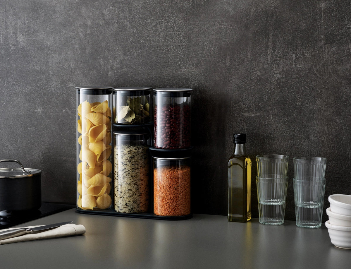 Steel Collection Food Store Podium 5-tlg, Edelstahl Glas in Grau präsentiert im Onlineshop von KAQTU Design AG. Aufbewahrungsdose ist von Joseph Joseph