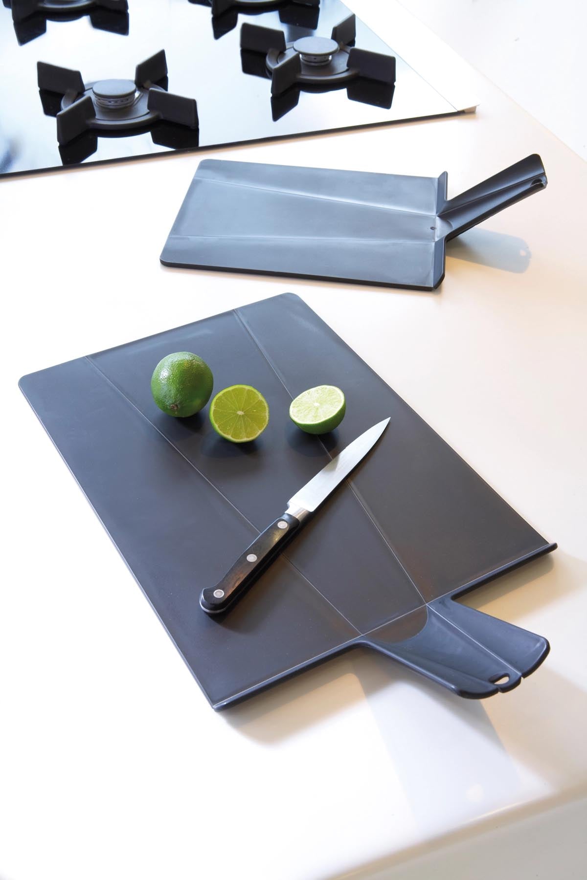 Schwarzes Chop2pot Plus Schneidebrett von Joseph Joseph, 38x21x1.5cm, ideal zum Schneiden und Servieren, mit praktischer Klappfunktion.