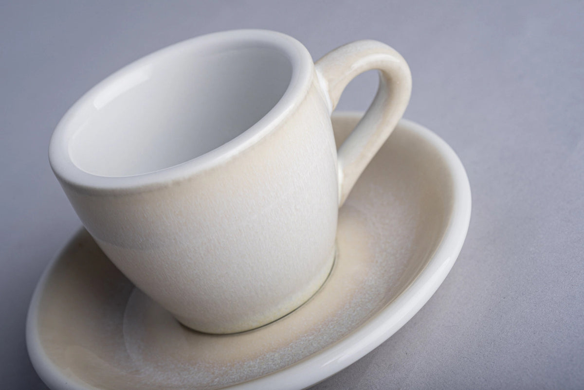 Egg Untertassen für Espresso bis Café Latte in Elfenbein präsentiert im Onlineshop von KAQTU Design AG. Untertassen ist von Loveramics