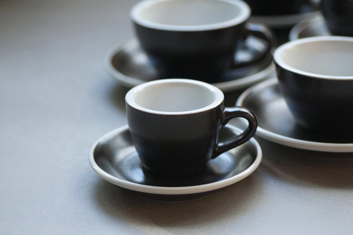 Egg Untertassen für Espresso bis Café Latte in Schwarz präsentiert im Onlineshop von KAQTU Design AG. Untertassen ist von Loveramics