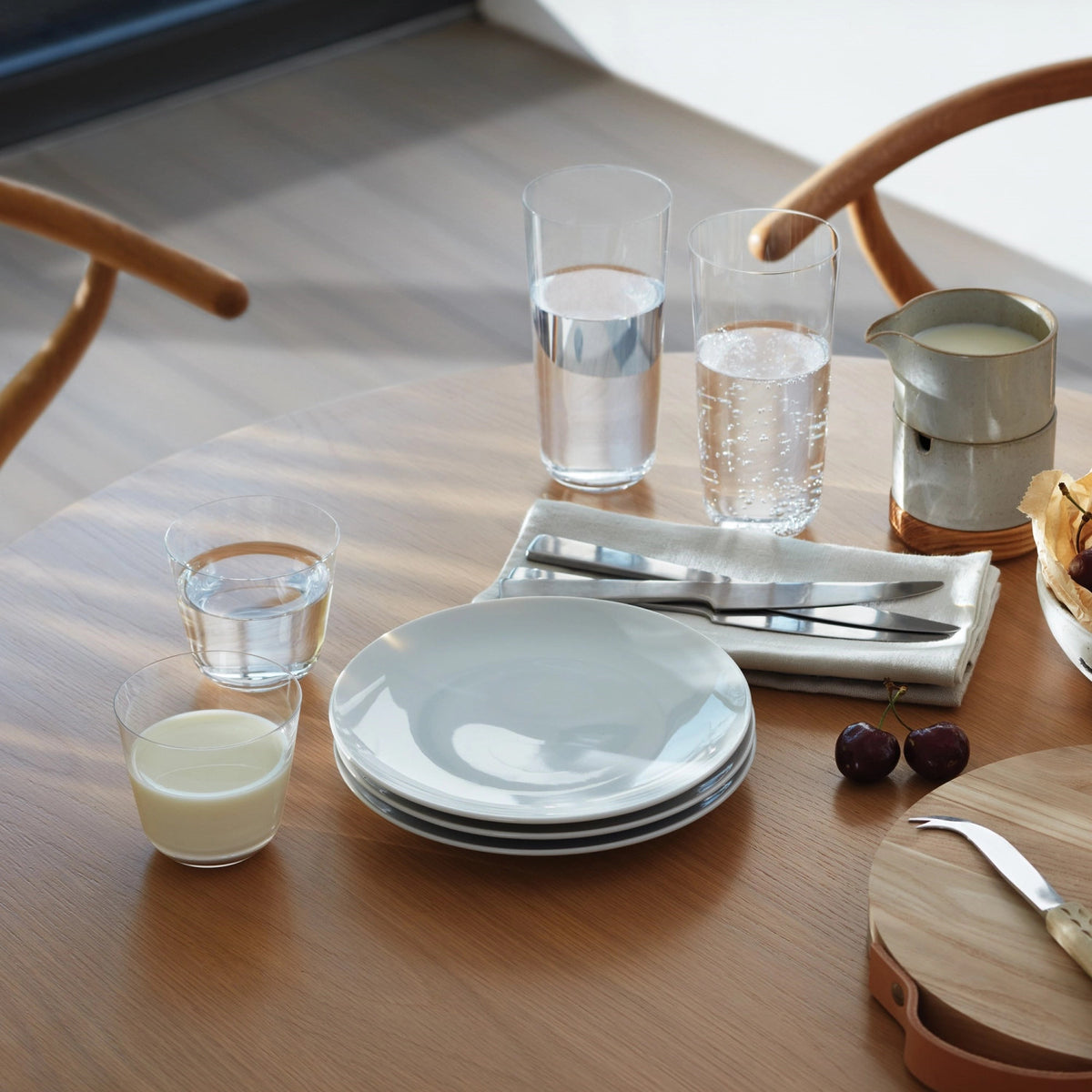 4er Set Arc Longdrink Glas 550ml Clear von LSA: transparentes Kalknatronglas mit abgerundetem Boden und sanft verjüngtem Profil.