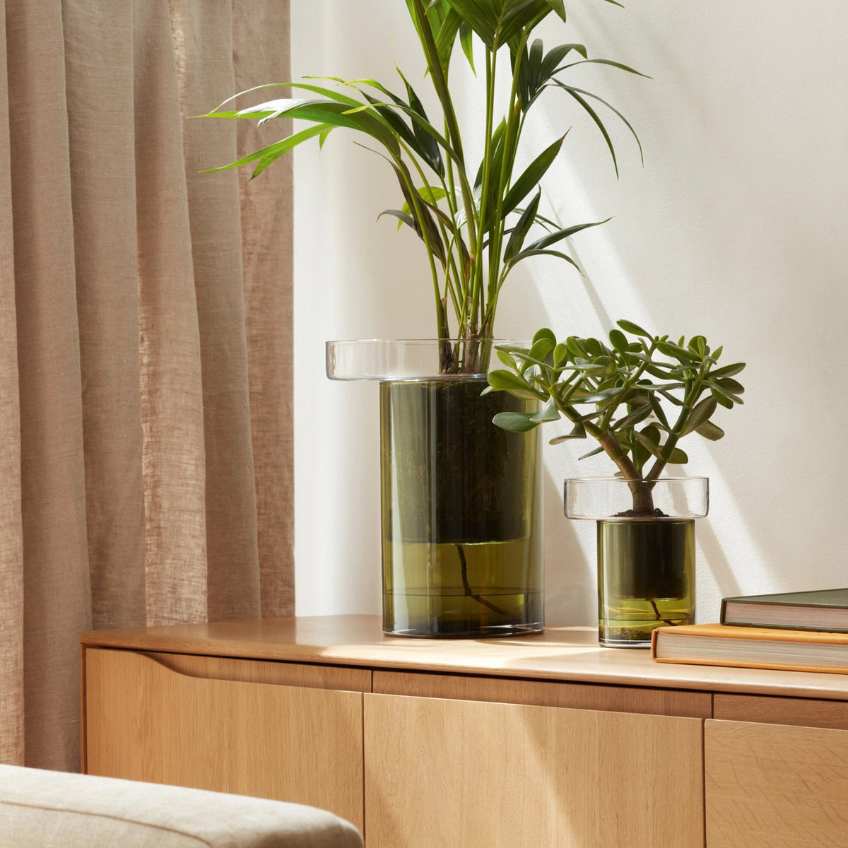Pflanzentopf Balcony selbstwässernd H35 Ø26 cm klar/olivgrün in Grün präsentiert im Onlineshop von KAQTU Design AG. Vase ist von LSA