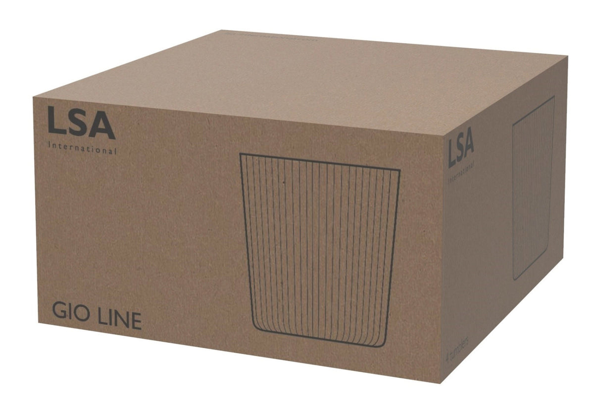 4er Set Gio Line Becher 390ml von LSA: transparente Trinkgläser aus Glas mit feinwandiger, linearer Struktur, stapelbar aufgestellt.