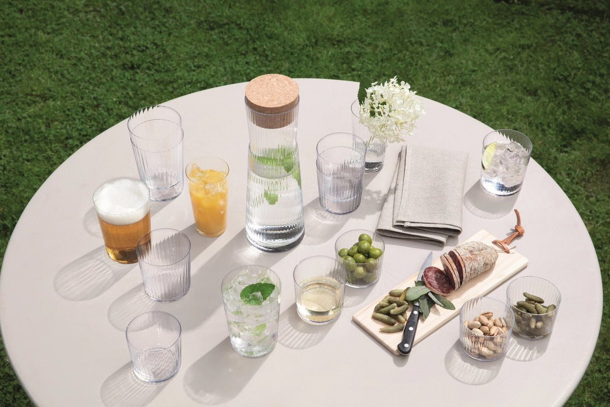 4er Set Gio Line Becher 560ml von LSA aus transparentem Glas mit linearer Textur, Durchmesser 9 cm, Höhe 12 cm, auf hellem Untergrund abgebildet.