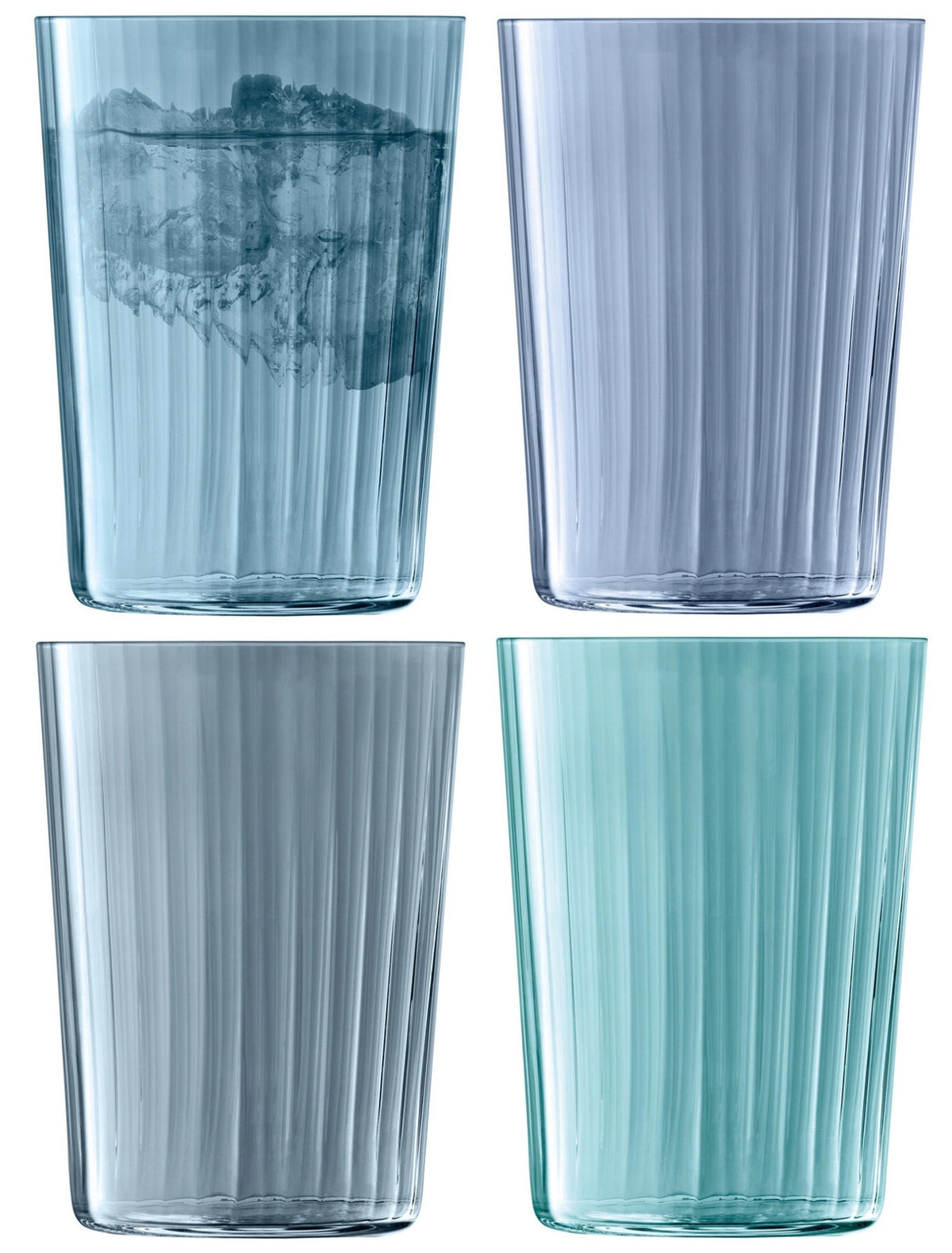 Vier Trinkgläser aus Glas der Serie Gems von LSA in verschiedenen Saphirblautönen, mit geriffelter Struktur und feinen, handbemalten Wänden.