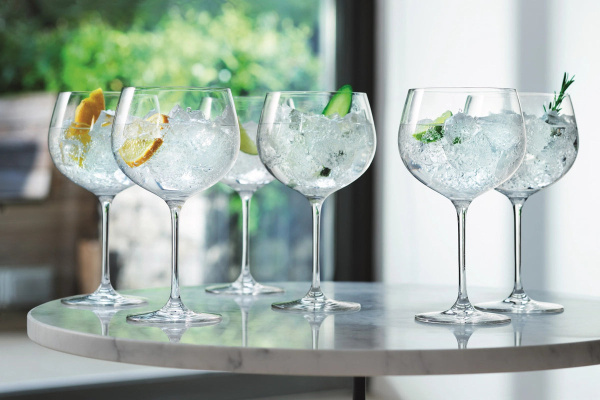 Zwei mundgeblasene Gin-Ballongläser aus klarem Glas mit konischem Stiel, scheibenförmigem Fuss und breiter, abgeflachter Schale, 420ml.