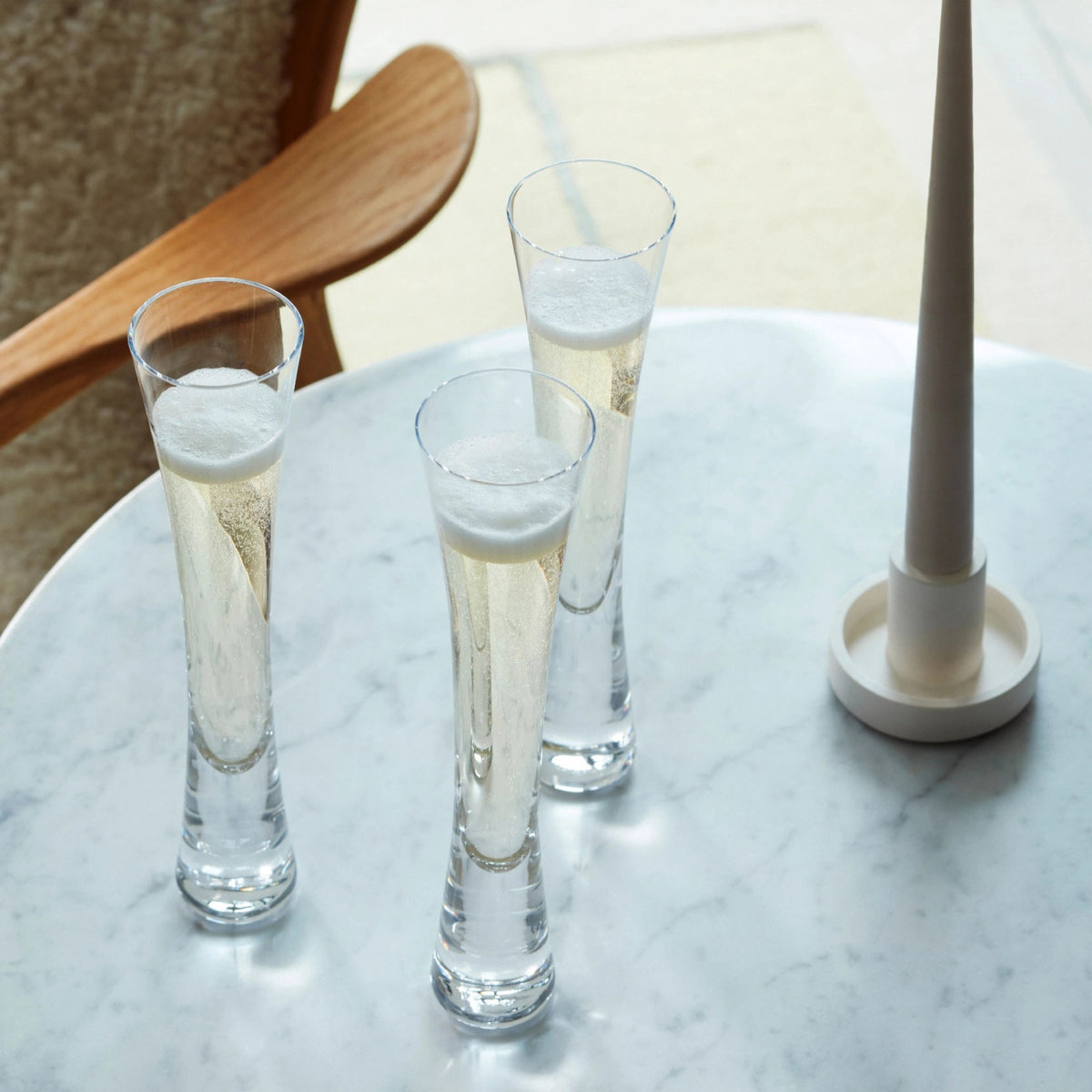 Moya Servier-Set - klar von LSA: 6 mundgeblasene Schnapsgläser aus transparentem Glas mit dickem Stiel und passendem Eiskübel.