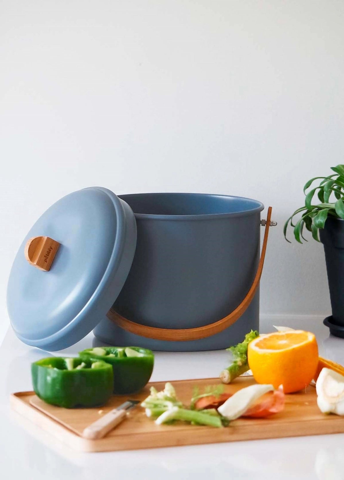 Pebbly Kompostbehälter 7l in Silber präsentiert im Onlineshop von KAQTU Design AG. Mülleimer ist von Pebbly