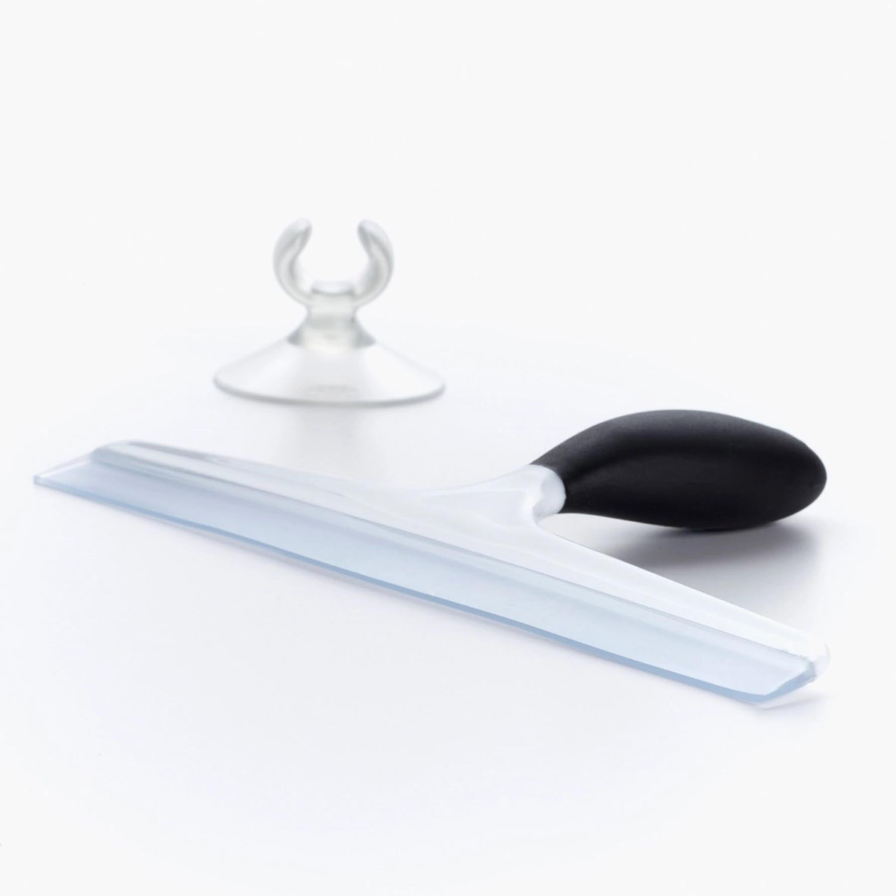 Vielseitiger GG Abzieher von OXO in elegantem Weiß, optimal für streifenfreies Abziehen von Wasser und Schmutz auf Fliesen und Glas.