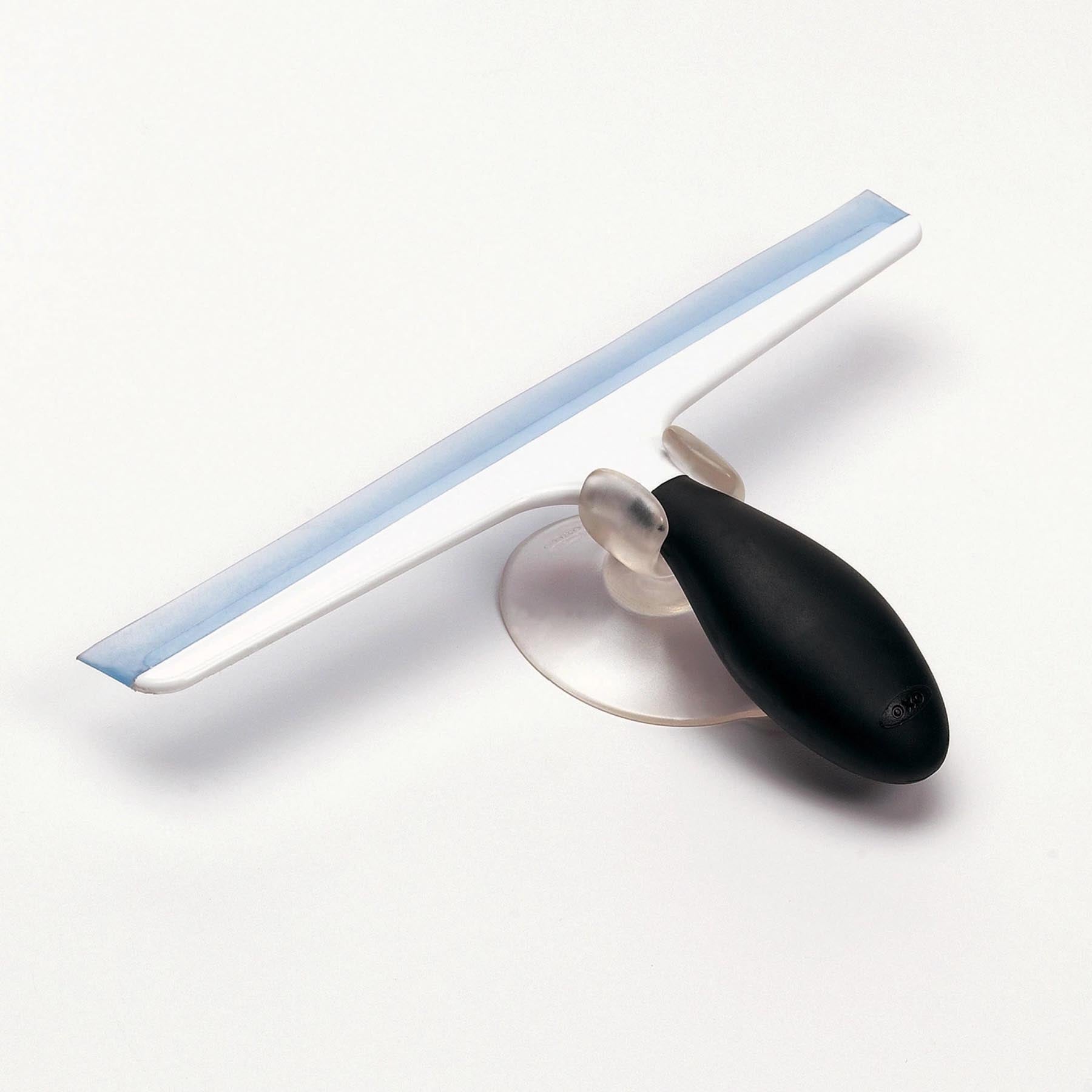 Vielseitiger GG Abzieher von OXO in elegantem Weiß, perfekt zum mühelosen Entfernen von Wasser und Schmutz von Fenstern und Fliesen.