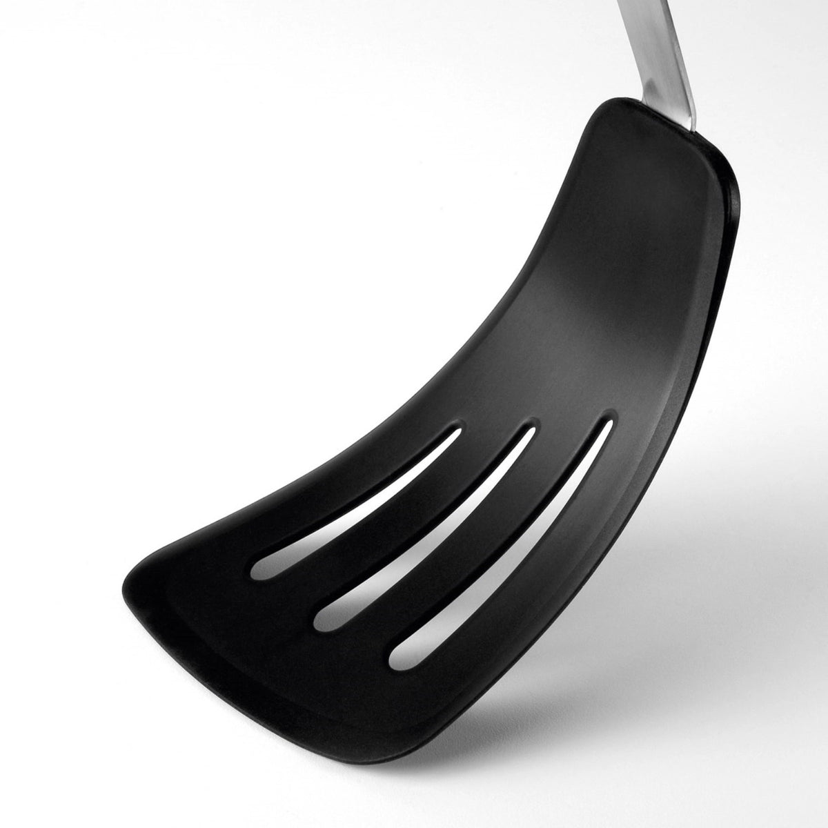 Flexibler Silikon-Pfannenwender 34 cm in Schwarz präsentiert im Onlineshop von KAQTU Design AG. Pfannenwender ist von OXO