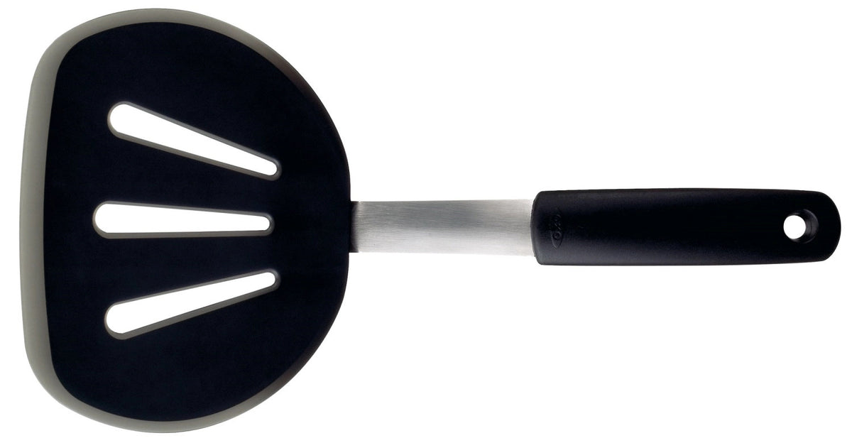 Flexibler Silikon-Pfannenwender oval 30 cm in Schwarz präsentiert im Onlineshop von KAQTU Design AG. Pfannenwender ist von OXO