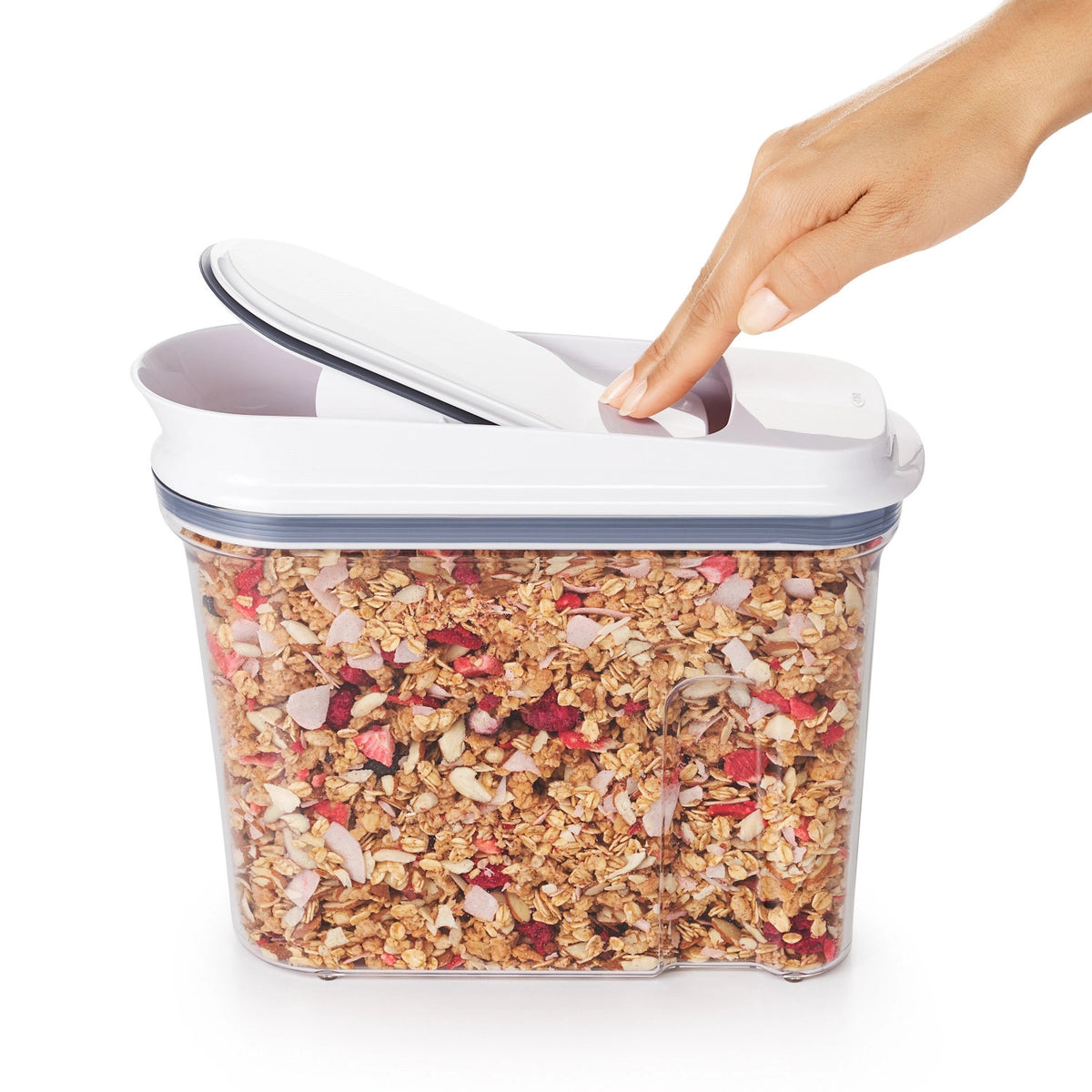 Pop Cerealien Dispenser, klein, 2.3 l in Transparent präsentiert im Onlineshop von KAQTU Design AG. Aufbewahrungsdose ist von OXO