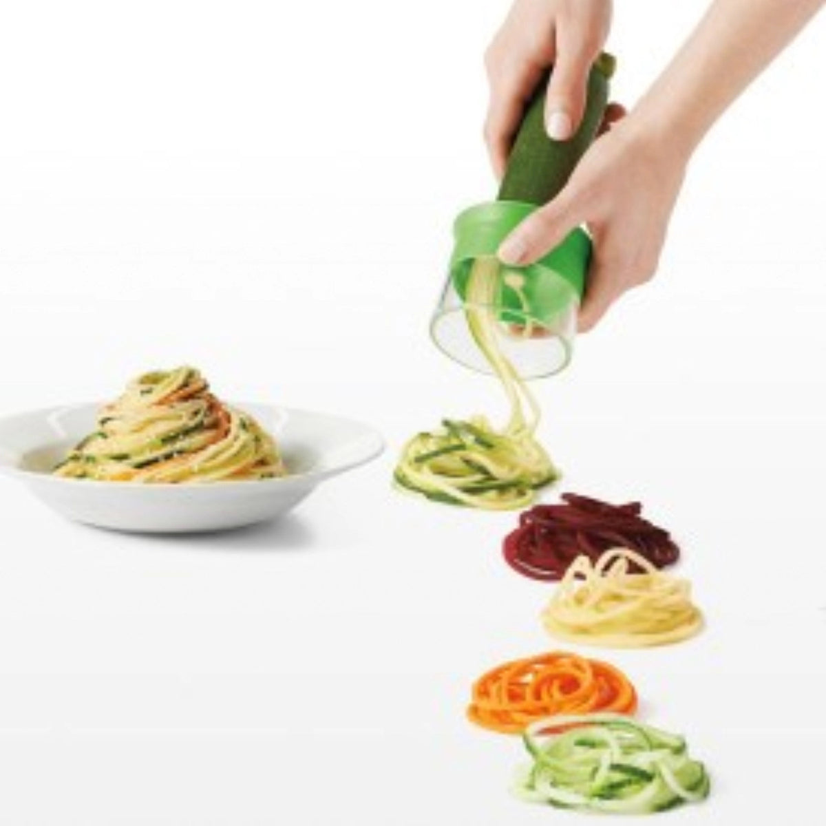 Hand-Spiralizer Gemüseschneider, grün in Grün präsentiert im Onlineshop von KAQTU Design AG. Küchenhelfer ist von OXO