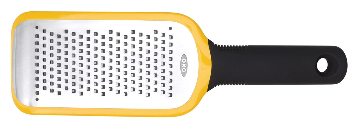 OXO Mittelfeine Reibe, geätzt in Gelb präsentiert im Onlineshop von KAQTU Design AG. Küchenhelfer ist von OXO
