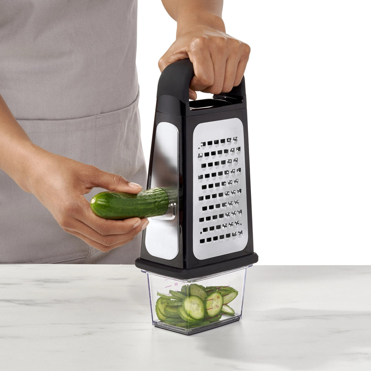 OXO Kastenreibe mit abnehmbarem Zestenreißer, geätzt in Schwarz präsentiert im Onlineshop von KAQTU Design AG. Küchenhelfer ist von OXO
