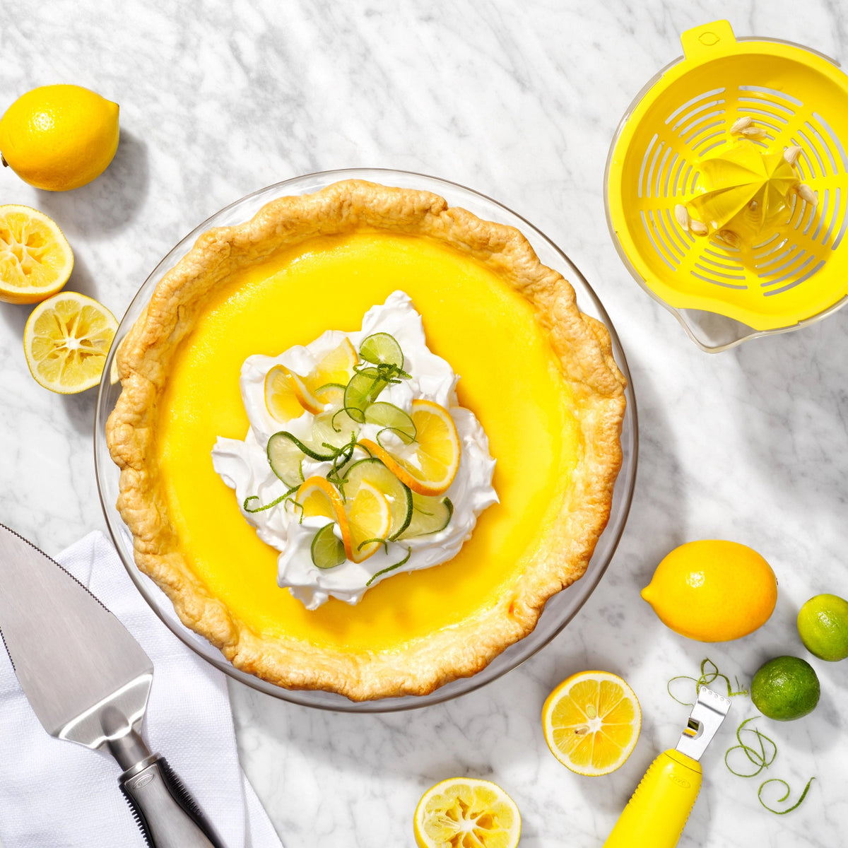 2 in 1 Zitruspresse 350ml in Orange präsentiert im Onlineshop von KAQTU Design AG. Küchenhelfer ist von OXO